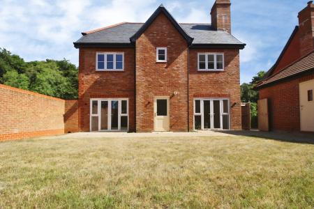 4 bedroom Detached house to let in Heatherdene Road, Abbey Barn, High Wycombe, HP10