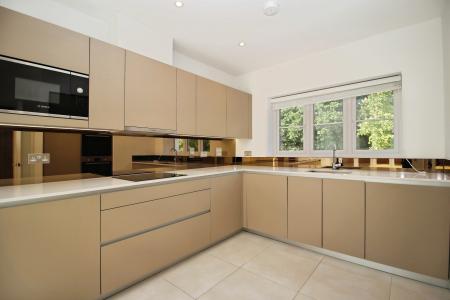 4 bedroom Detached house to let in Heatherdene Road, Abbey Barn, High Wycombe, HP10