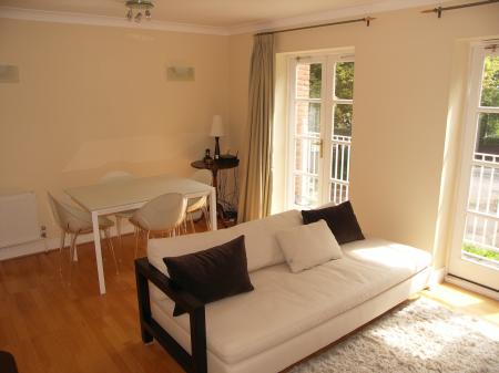 2 bedroom Flat to let in Fairlawns, High Wycombe, HP13