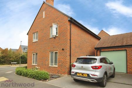 4 bedroom Detached house to let in Boulton Road, Weston Turville, Aylesbury, HP22