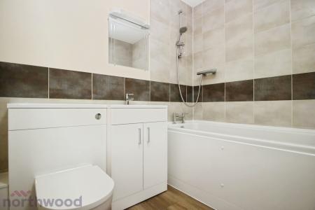 2 bedroom Flat to let in Queens Court, Queens Road, High Wycombe, HP13
