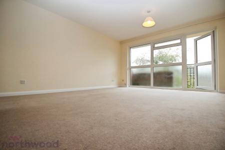 2 bedroom Flat to let in Queens Court, Queens Road, High Wycombe, HP13
