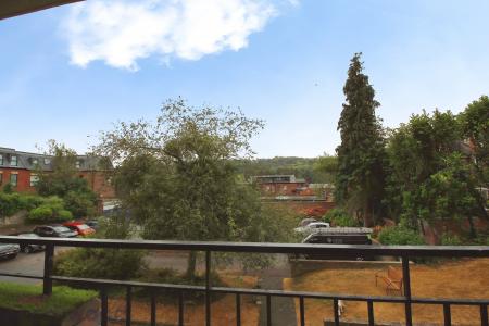 2 bedroom Flat to let in Queens Court, Queens Road, High Wycombe, HP13