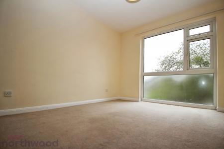2 bedroom Flat to let in Queens Court, Queens Road, High Wycombe, HP13