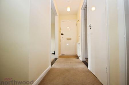 2 bedroom Flat to let in Queens Court, Queens Road, High Wycombe, HP13