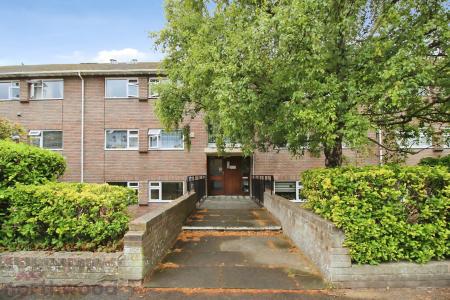 2 bedroom Flat to let in Queens Court, Queens Road, High Wycombe, HP13