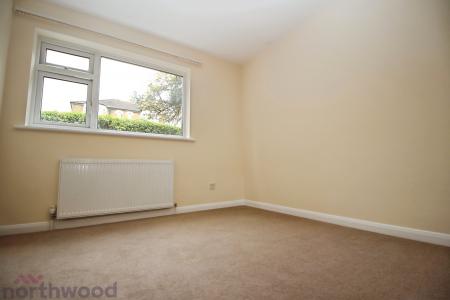 2 bedroom Flat to let in Queens Court, Queens Road, High Wycombe, HP13