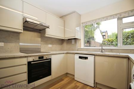 2 bedroom Flat to let in Queens Court, Queens Road, High Wycombe, HP13