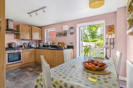 2 bedroom Terraced House to let in School Close, Downley, HP13