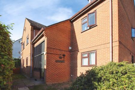 1 bedroom Flat to let in Old Coach Drive, High Wycombe, HP11