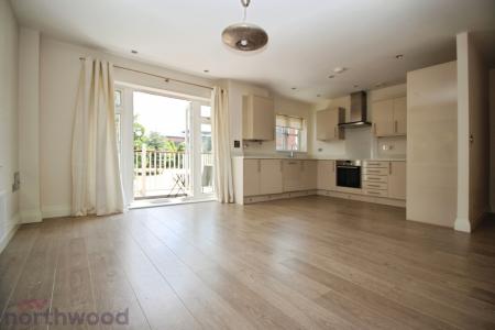 2 bedroom Flat to let in Carlton Place, Dedmere Road, Marlow, SL7