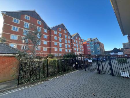 2 bedroom Flat to let in Neptune Square, Ipswich, IP4