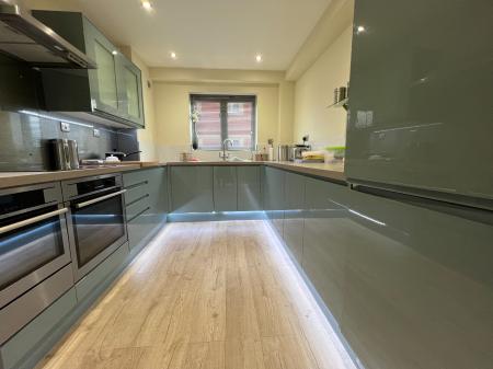 2 bedroom Flat to let in Neptune Square, Ipswich, IP4