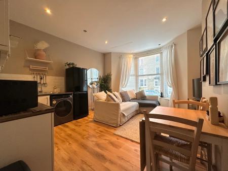 2 bedroom Flat to let in West End Road, Morecambe, LA4