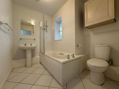 1 bedroom Flat to let in Bay View Court, Station Road, Lancaster, LA1