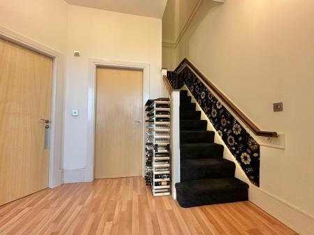 2 bedroom Flat to let in Cinnabar House