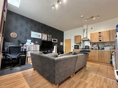 2 bedroom Flat to let in Cinnabar House