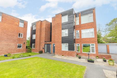 2 bedroom Flat for sale in Blackmoor Court, Alwoodley, Leeds, LS17