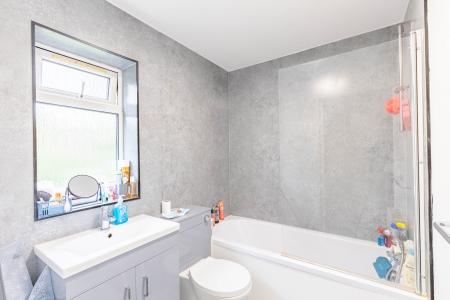 2 bedroom Flat for sale in Blackmoor Court, Alwoodley, Leeds, LS17