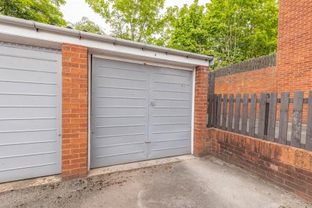 2 bedroom Flat for sale in Blackmoor Court, Alwoodley, Leeds, LS17