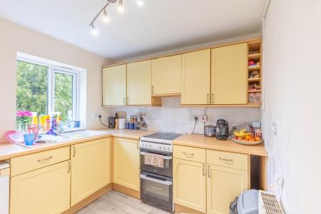 2 bedroom Flat for sale in Blackmoor Court, Alwoodley, Leeds, LS17