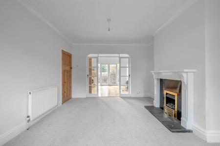 3 bedroom End of terrace house for sale in Farm Hill North, Leeds, LS7