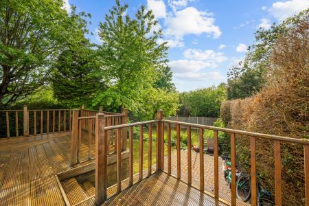 3 bedroom End of terrace house for sale in Farm Hill North, Leeds, LS7