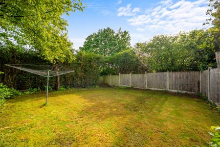 3 bedroom End of terrace house for sale in Farm Hill North, Leeds, LS7