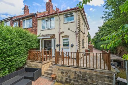 3 bedroom End of terrace house for sale in Farm Hill North, Leeds, LS7
