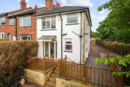 3 bedroom End of terrace house for sale in Farm Hill North, Leeds, LS7