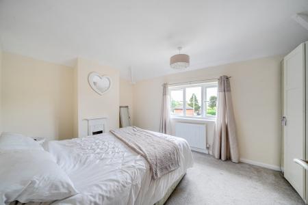 3 bedroom End of terrace house for sale in Hollin Park View, Oakwood, Leeds, LS8