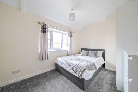 3 bedroom End of terrace house for sale in Hollin Park View, Oakwood, Leeds, LS8