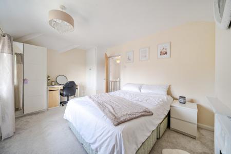 3 bedroom End of terrace house for sale in Hollin Park View, Oakwood, Leeds, LS8