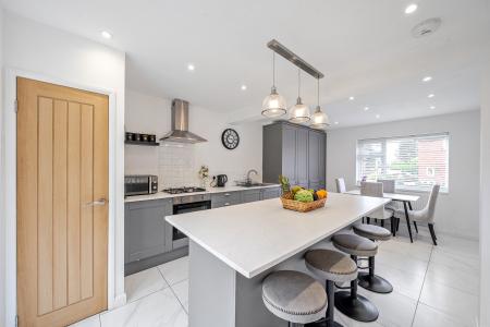 3 bedroom End of terrace house for sale in Hollin Park View, Oakwood, Leeds, LS8