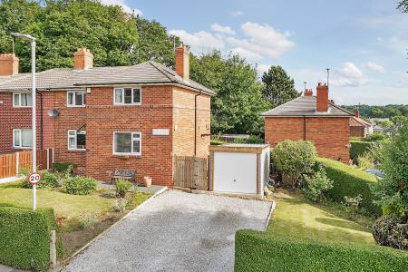 3 bedroom End of terrace house for sale in Hollin Park View, Oakwood, Leeds, LS8