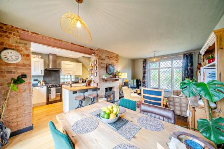 2 bedroom Semi-detached house for sale in Lidgett Lane, Roundhay, Leeds, LS8