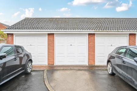 2 bedroom Town house for sale in Oakdene Court, Leeds, LS17