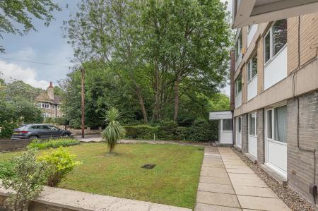 2 bedroom Flat for sale in Sandhill Court, Sandhill Lane, Alwoodley, Leeds, LS17