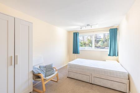 2 bedroom Flat to let in Gledhow Court, Chapel Allerton, Leeds, LS7