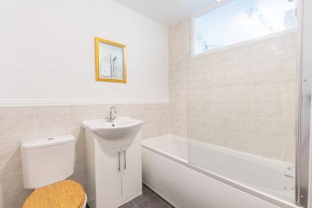 2 bedroom Flat to let in Gledhow Court, Chapel Allerton, Leeds, LS7
