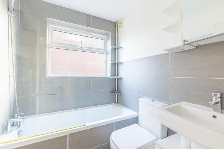 1 bedroom Flat to let in Chandos Court, 77 North Park Avenue, Roundhay, Leeds, LS8