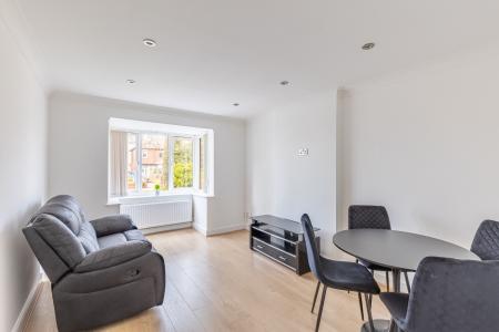 1 bedroom Flat to let in Chandos Court, 77 North Park Avenue, Roundhay, Leeds, LS8