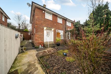 2 bedroom End of terrace house for sale in Larkhill Close, Roundhay, Leeds, LS8
