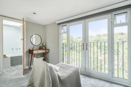 4 bedroom Semi-detached house for sale in Gledhow Park Crescent, Chapel Allerton, Leeds, LS7