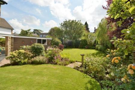 4 bedroom Detached house to let in Holt Gardens, Adel, Leeds, LS16