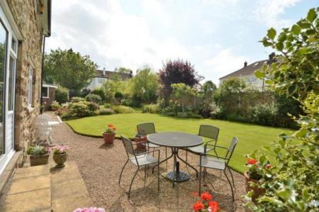 4 bedroom Detached house to let in Holt Gardens, Adel, Leeds, LS16