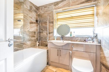 4 bedroom Detached house to let in Holt Gardens, Adel, Leeds, LS16