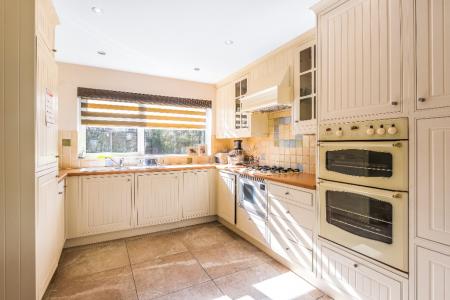 4 bedroom Detached house to let in Holt Gardens, Adel, Leeds, LS16