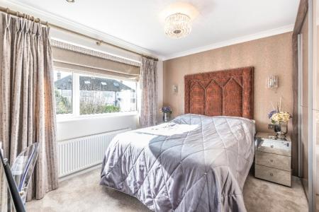 4 bedroom Detached house to let in Holt Gardens, Adel, Leeds, LS16