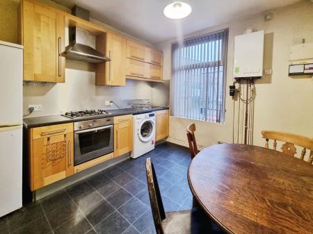 2 bedroom Duplex to let in Meanwood Road, Meanwood, Leeds, LS6